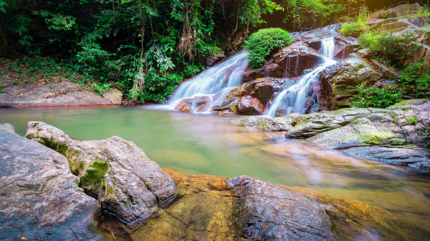 Hiện dãy núi Ba Vì linh thiêng đang trở thành điểm đến du lịch linh thiêng của người Việt.
