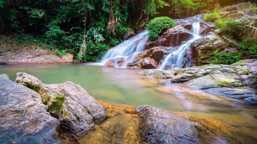 Hiện dãy núi Ba Vì linh thiêng đang trở thành điểm đến du lịch linh thiêng của người Việt.