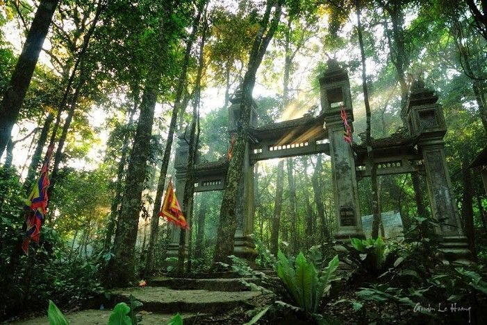 Đặc biệt dãy núi thiêng này còn có hệ thống đình, chùa, các di tích như đình Tây Đằng, đình Quang Húc, đình Đông Viên, đình Thanh Lũng, đền Trung Cung, cụm di tích đền Thượng, đền Trung, đền Hạ...