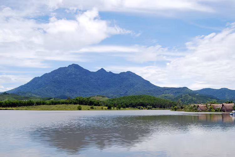 Người xưa có câu: “Nhất cao là núi Ba Vì/Thứ ba Tam Đảo/ Thứ nhì Độc Tôn”. Thực tế, núi Ba Vì chỉ cao 1.296m, còn núi Tam Đảo cao 1.581m, nhưng có lẽ Ba Vì là nơi ngự của Đức Thánh Tản Viên, nên được nhân dân tôn vinh thành ngọn núi cao nhất, thiêng liêng nhất.