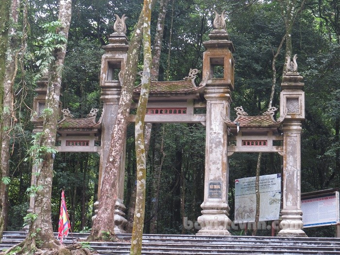 Ông viết thêm: “Rồi tôi miên man nghĩ về vị thánh được thờ trong đền. Đang chìm vào suy nghĩ, bỗng nhiên tôi giật mình khi nhìn một quầng sương như một chiếc thuyền khổng lồ màu bạc lao thẳng đến”