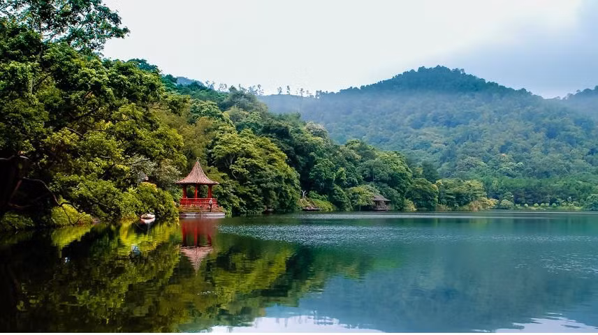 Được biết, thời xưa, người Pháp rất quan tâm tới núi Ba Vì. Năm 1902, Công sứ Pháp tại Sơn Tây là Theodore Muselier đã cùng đội tùy tùng lên núi thám hiểm. Chuyến đi không chỉ khám phá mà hơn thế, Muselier muốn tìm đến nơi thờ vị thánh thiêng trong tâm thức người Việt.