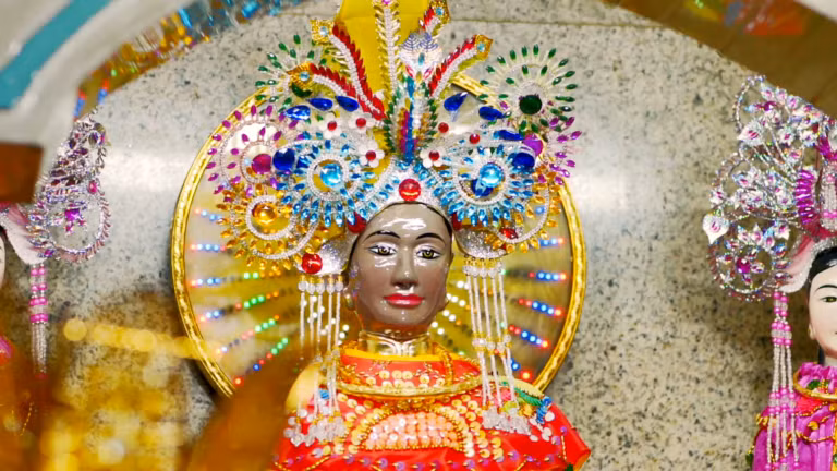 Sau này Vua Gia Long nhớ lại chuyện bôn tẩu năm xưa, khi đến Tây Ninh, có nàng Thiên Hương hiển linh báo mộng, nên ra sắc chỉ phong Lý Thị Thiên Hương là Linh Sơn Thánh mẫu.