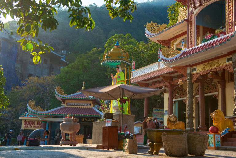 Trên núi Bà Đen có một số ngôi chùa như: chùa Phật, chùa Hang, chùa Hạ, chùa Trung, chùa Vân Sơn… Ngoài ra, tại đây còn có nhiều động nhỏ: động Thanh Long, động Ba Cô, động Ba Tuần…