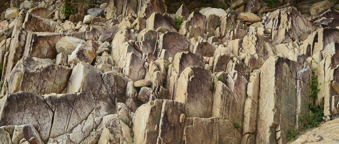 Chứng tích của quá trình hoạt động kiến tạo có thể được thấy rõ ở đảo Lý Sơn với nhiều miệng núi lửa đã tắt, tạo nên cảnh quan thiên nhiên kỳ thú như cổng Tò Vò, vách Hang Câu, miệng Giếng Tiền, miệng Thới Lới...