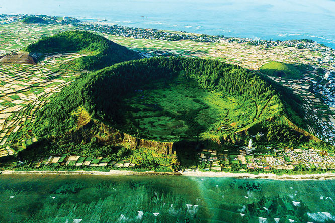 Nổi bật tại Công viên địa chất Lý Sơn - Sa Huỳnh là cụm núi lửa Lý Sơn - Bình Châu và vùng phụ cận. Nơi đây phát lộ nhiều loại đất đá, nham thạch tiêu biểu cho các chế độ phun trào khác nhau.