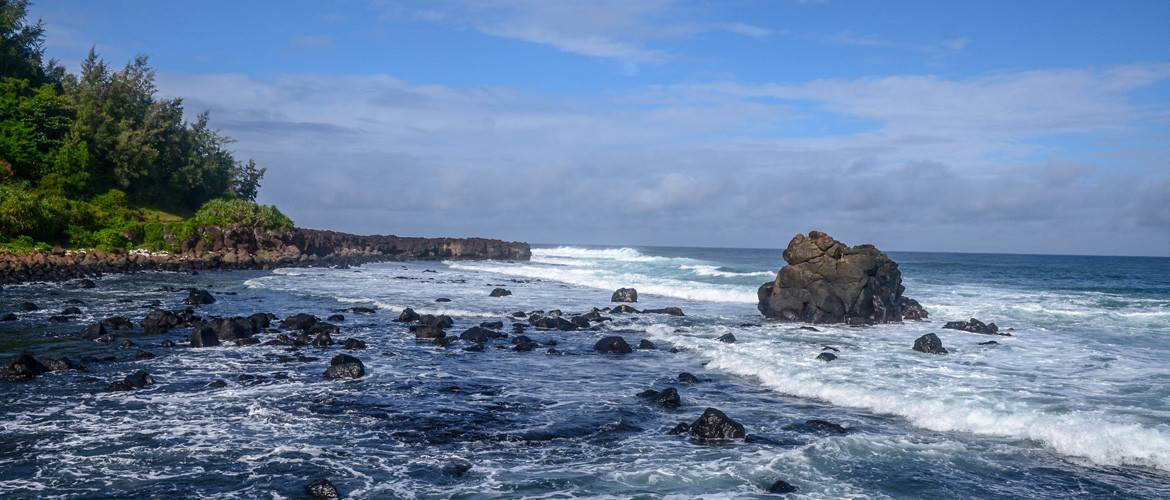Tiếng vọng của biển là tuyến phía Bắc. Nơi đây có đệ nhất thắng cảnh Quảng Ngãi Thiên Ấn Niêm Hà, bãi biển Mỹ Khê, biển Bình Châu nơi những con tàu đắm còn nằm mãi trong lòng đại dương...