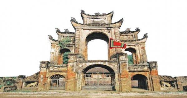 Theo sử sách, năm 248, Triệu Thị Trinh (tức Bà Triệu) cùng người anh trai Triệu Quốc Đạt, đã tập hợp nghĩa sĩ, chọn núi Nưa làm căn cứ để luyện tập võ nghệ, dấy binh khởi nghĩa, đánh đuổi quân Đông Ngô xâm lược.