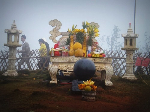 Tương truyền, thời nhà Đường có tướng Cao Biền được cử sang cai trị nước ta, thấy nơi đây có hình sông, thế núi linh thiêng, long mạch rất vượng, nên muốn phá đi.