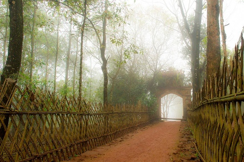 Trải qua hàng ngàn năm, dấu tích trên ngọn núi này đã bị xóa mờ theo thời gian, nhưng những câu chuyện về giếng tiên, bàn cờ tiên, vườn thuốc tiên, động am tiên… vẫn còn được kể và lưu truyền đến tận ngày nay.