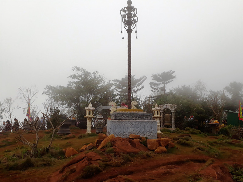 Đặc biệt trên đỉnh ngàn Nưa có một huyệt đạo linh thiêng. Nước ta có 3 huyệt đạo thiêng gồm núi Đá Chông (huyện Ba Vì, TP. Hà Nội), núi Bà Đen (xã Thạnh Tân, TP. Tây Ninh, tỉnh Tây Ninh) và núi Nưa.