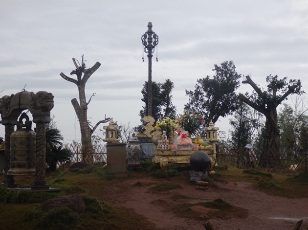 Cao Biền thường mặc áo phù thủy, cưỡi diều giấy đi khắp nơi để xem địa thế, hoặc giả lập đàn cúng tế lừa thần bản địa xong đào hào, chôn kim khí để triệt long mạch. Tại ngàn Nưa, Cao Biền đã tìm cách trấn yểm huyệt đạo này nhưng thất bại.