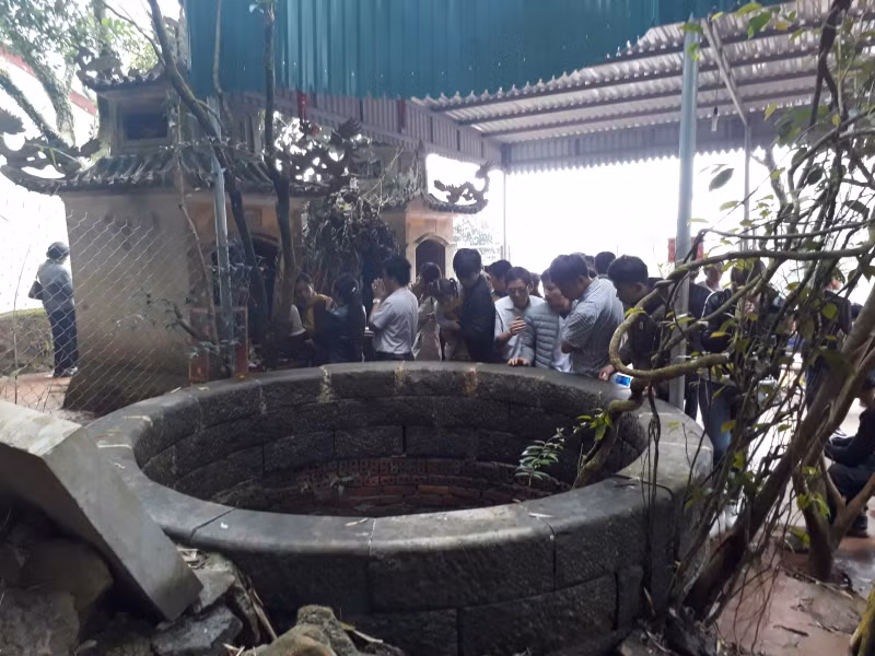 Một hiện tượng thiên nhiên kỳ lạ không giải thích được trên đỉnh Ngàn Nưa, đó là sự xuất hiện giếng nước trên núi, thường được gọi là giếng Tiên. Trên độ cao hơn 500 m không suối, không khe lại có thủy tụ. Không ai xác định được giếng này có từ khi nào.