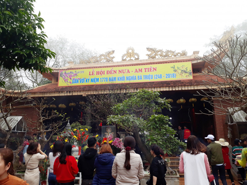 Ngày mồng 9 âm lịch hàng năm là ngày mở cửa trời, núi Nưa trời quang đãng, hanh thông, đất trời như rộng mở. Người dân hành hương về đây cầu cho quốc thái dân an, nhà nhà hạnh phúc một năm sung túc và ấm no.