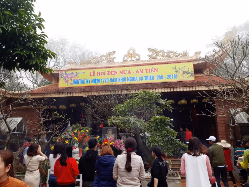 Ngày mồng 9 âm lịch hàng năm là ngày mở cửa trời, núi Nưa trời quang đãng, hanh thông, đất trời như rộng mở. Người dân hành hương về đây cầu cho quốc thái dân an, nhà nhà hạnh phúc một năm sung túc và ấm no.