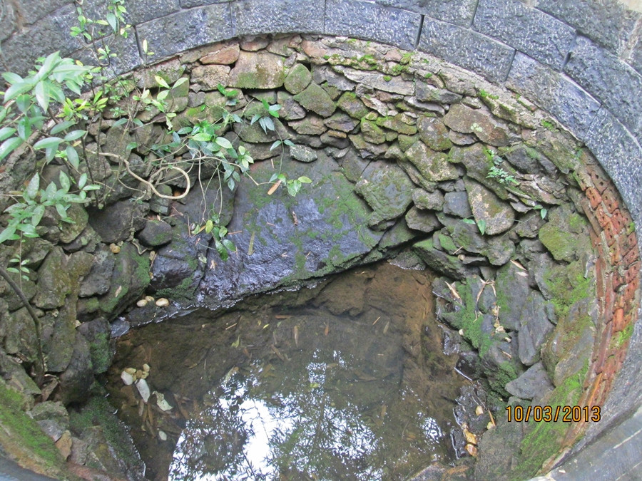 Tương truyền, sự chuyển động của vũ trụ tạo ra vết nứt trên đá, dần dần vết nứt rộng ra tạo thành giếng. Nơi đây được cho là giếng mà Bà Triệu và nghĩa quân lấy nước sử dụng hàng ngày. Cũng có truyền thuyết cứ tối tối lại thấy các tiên nữ tắm nên gọi là giếng Tiên.