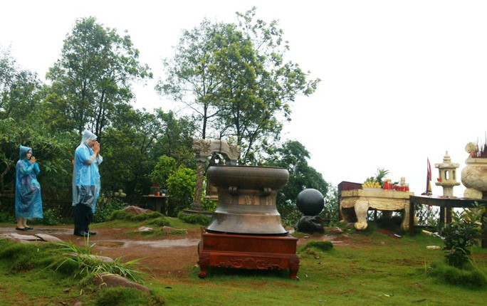 Theo quan sát, huyệt đạo nằm ở đỉnh cao nhất của dãy ngàn Nưa, đây là một mỏm đất khá bằng phẳng rộng chừng vài trăm mét vuông. Khu đất này chính là huyệt đạo mà tướng Cao Biền đã cố tìm cách triệt long mạch nhưng bất thành.