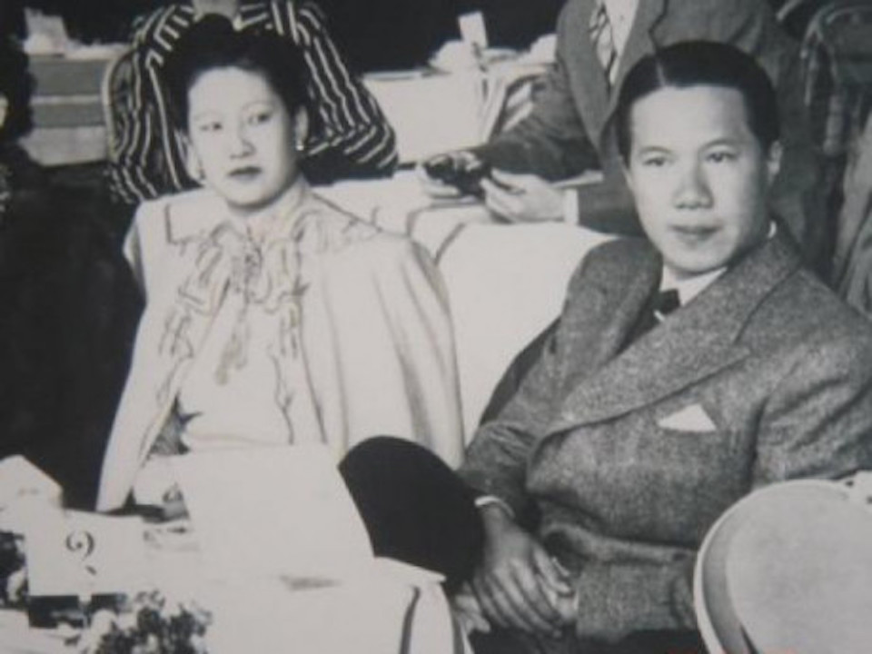 Đầm váy, áo cape, mũ, khuyên tai gần như là những item không thể thiếu của vị Hoàng hậu cuối cùng Việt Nam.