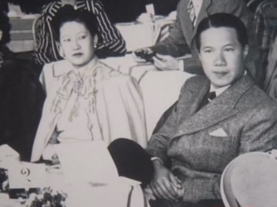 Đầm váy, áo cape, mũ, khuyên tai gần như là những item không thể thiếu của vị Hoàng hậu cuối cùng Việt Nam.