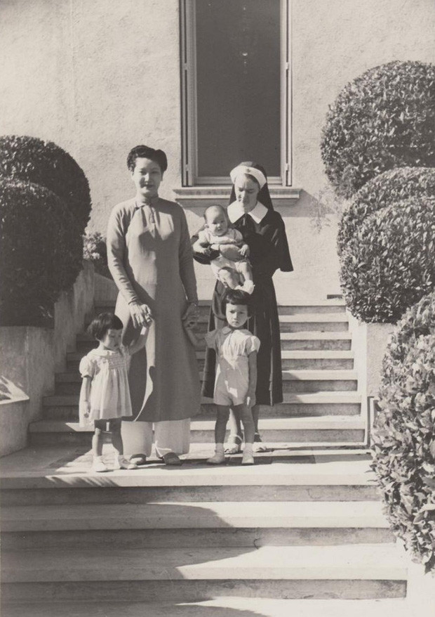 Mặc dù là hoàng hậu, nhưng có thời gian dài du học ở Pháp, kinh đô của thời trang, vì thế, bên cạnh lễ phục áo rồng, mũ phượng, áo dài, Nam Phương hoàng hậu sử dụng rất nhiều những trang phục mang hơi thở phương Tây hiện đại.