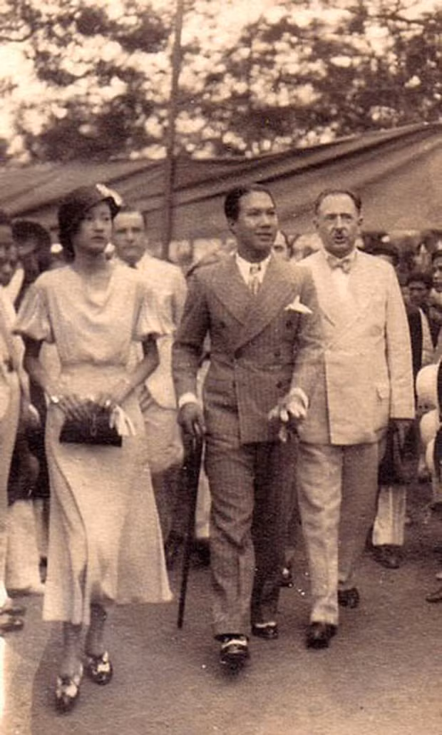 Trong những bộ âu phục đương thời, Nam Phương Hoàng hậu vẫn giữ vẻ đẹp đài các, sang trọng. Những đường nét Á Đông dường như đồng điệu hoàn hảo với trang phục phương Tây. Bà chuộng váy dài, trên phần mắt cá chân, có độ ôm lẫn độ rủ vừa phải hết mực nữ tính và khéo chiều đường cong phụ nữ nhưng rất kín đáo. 