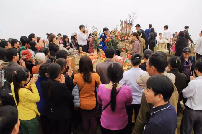 Hiện nay, nơi đây trở thành điểm du lịch tâm linh nổi tiếng. Du khách đến đây để chiêm ngưỡng “huyệt đạo”, giếng tiên… và nghe những truyền thuyết đượm tính chất lịch sử pha lẫn tâm linh.