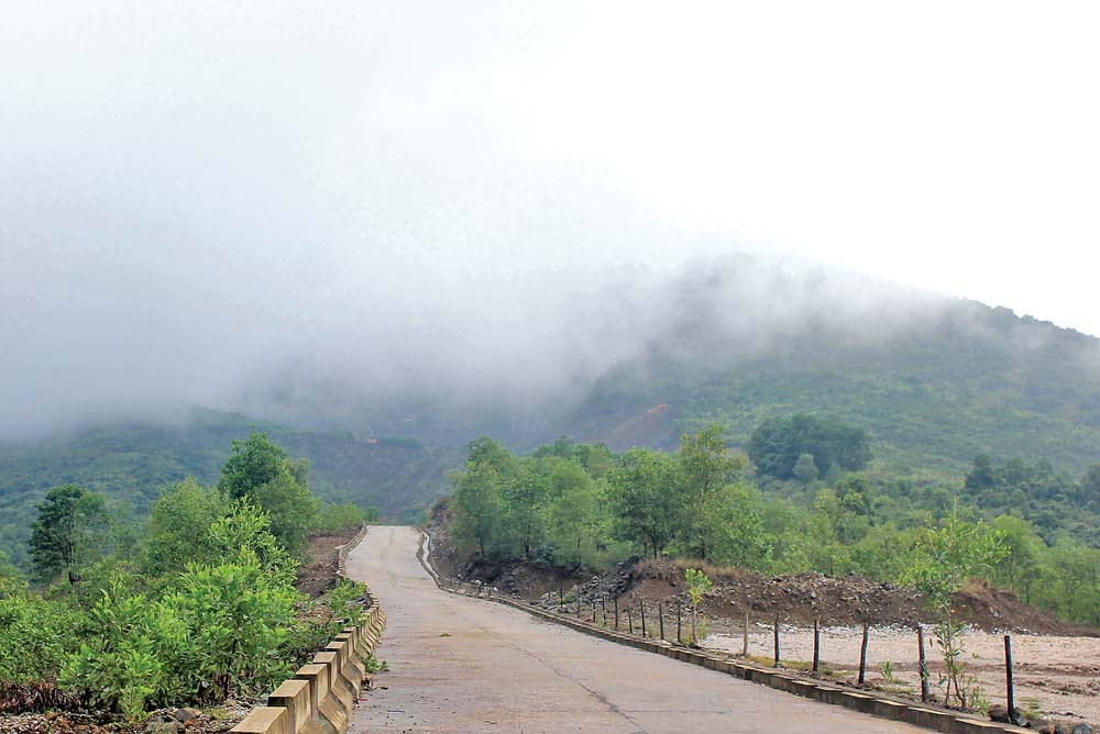 Đỉnh ngàn Nưa có đền Am Tiên là ngọn núi cao nhất trong vùng với độ cao 538 m so với mực nước biển. Nơi đây vào mùa hè trời hanh thông, quang đãng, mùa đông thường có mây mù bao phủ tạo cho ngàn Nưa một vẻ đẹp hoang sơ, u tịch và đầy huyền bí.