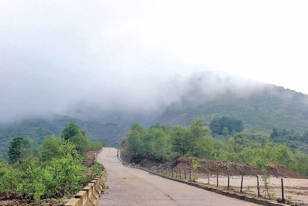 Đỉnh ngàn Nưa có đền Am Tiên là ngọn núi cao nhất trong vùng với độ cao 538 m so với mực nước biển. Nơi đây vào mùa hè trời hanh thông, quang đãng, mùa đông thường có mây mù bao phủ tạo cho ngàn Nưa một vẻ đẹp hoang sơ, u tịch và đầy huyền bí.