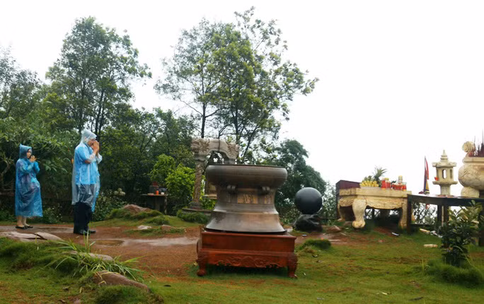 Theo quan sát, huyệt đạo nằm ở đỉnh cao nhất của dãy ngàn Nưa, đây là một mỏm đất khá bằng phẳng rộng chừng vài trăm mét vuông. Khu đất này chính là huyệt đạo mà tướng Cao Biền đã cố tìm cách triệt long mạch nhưng bất thành.