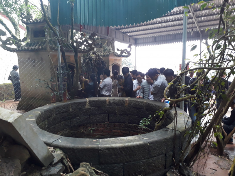 Một hiện tượng thiên nhiên kỳ lạ không giải thích được trên đỉnh Ngàn Nưa, đó là sự xuất hiện giếng nước trên núi, thường được gọi là giếng Tiên. Trên độ cao hơn 500 m không suối, không khe lại có thủy tụ. Không ai xác định được giếng này có từ khi nào.