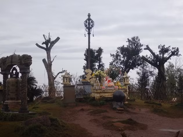 Cao Biền thường mặc áo phù thủy, cưỡi diều giấy đi khắp nơi để xem địa thế, hoặc giả lập đàn cúng tế lừa thần bản địa xong đào hào, chôn kim khí để triệt long mạch. Tại ngàn Nưa, Cao Biền đã tìm cách trấn yểm huyệt đạo này nhưng thất bại.