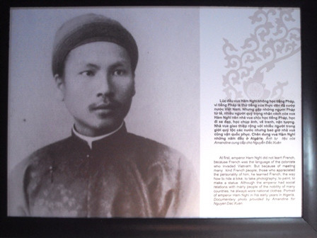 Sau khi kết hôn, vua Hàm Nghi và bà Marcelle Laloe sống rất hạnh phúc trong tình yêu thương và tôn trọng nhau. Bà Marcelle Laloe theo Thiên Chúa giáo, còn vua Hàm Nghi vẫn theo đạo Phật chứ không cải đạo theo vợ.