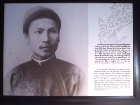 Sau khi kết hôn, vua Hàm Nghi và bà Marcelle Laloe sống rất hạnh phúc trong tình yêu thương và tôn trọng nhau. Bà Marcelle Laloe theo Thiên Chúa giáo, còn vua Hàm Nghi vẫn theo đạo Phật chứ không cải đạo theo vợ.