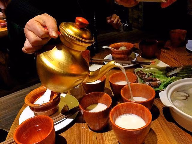 Nhưng có một thú vị là vùng đất Tây Tạng không thể trồng được cây trà. Toàn bộ trà đều vận chuyển nhờ các tay buôn đổi ngựa tốt lấy trà từ Ấn Độ với quãng đường gần 4.000 km.