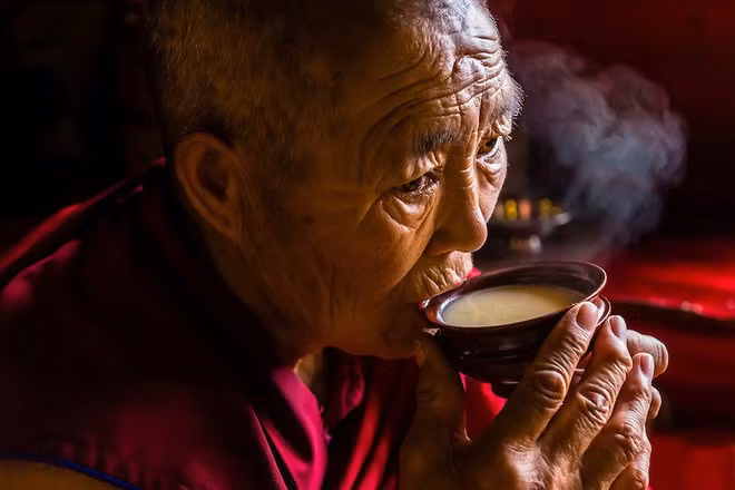 Người dân nơi đây thường dùng trà để uống thay nước hoặc làm canh khi ăn Zanba. Khi pha trà họ thường cho thêm vào ấm hoặc cốc một miếng bơ bò gọi là trà bơ.