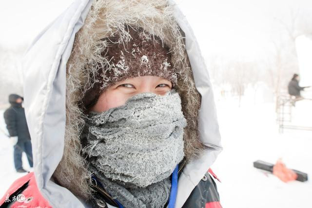 Có lẽ vì thế, người dân Tây Tạng vẫn sinh hoạt bình thường, trong khi với nhiều khách du lịch họ bị đau đầu chỉ vài giờ sau khi xuống sân bay Lhasa. Nhiều người được khuyên hạn chế hoạt động thể lực, dùng thuốc chống choáng độ cao và đeo mặt nạ dưỡng khí nhất là khi ngủ.