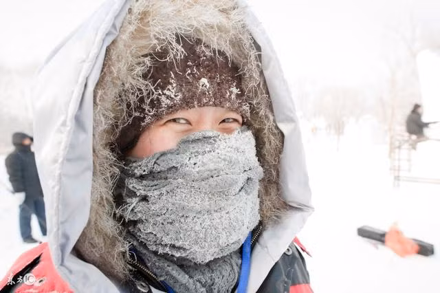 Có lẽ vì thế, người dân Tây Tạng vẫn sinh hoạt bình thường, trong khi với nhiều khách du lịch họ bị đau đầu chỉ vài giờ sau khi xuống sân bay Lhasa. Nhiều người được khuyên hạn chế hoạt động thể lực, dùng thuốc chống choáng độ cao và đeo mặt nạ dưỡng khí nhất là khi ngủ.