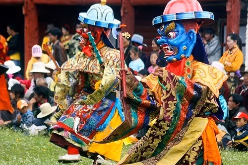 Theo lịch mặt trăng, mỗi năm Tây Tạng tổ chức hơn 100 lễ hội, thể hiện bản sắc văn hóa và tôn giáo khu vực. Trong mỗi lễ hội lại có chuỗi hoạt động như các trò chơi, lễ kỷ niệm, hội chợ...