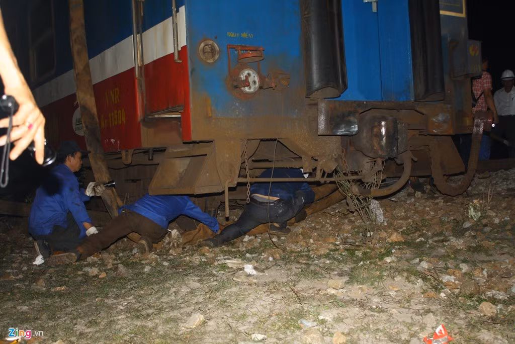Đến 19h15, công việc cứu hộ những toa tàu bị lật mới được tiến hành sau khi đưa được thi thể Phó trưởng tàu, anh Phạm Hồng Phượng (33 tuổi, quê Yên Bái) bị mắc kẹt trong cabin đầu máy tàu ra ngoài.