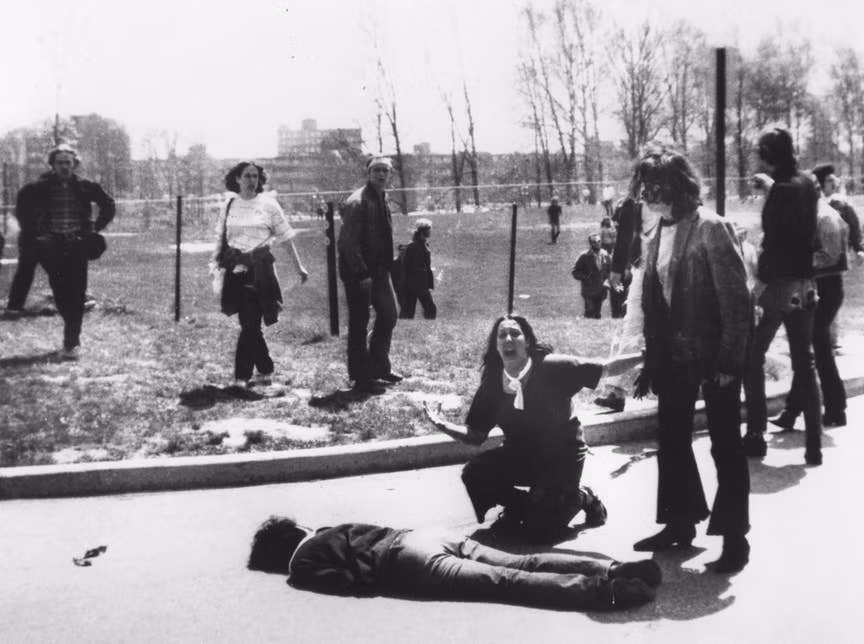 Mary Ann Vecchio òa khóc trước thi thể của Jeffrey Miller - chàng sinh viên trẻ bị cảnh sát bắn chết trong cuộc biểu tình của sinh viên trường ĐH Kent State ở bang Ohio, Mỹ năm 1970. Miller là một trong số 4 sinh viên thiệt mạng trong cuộc biểu tình trên.