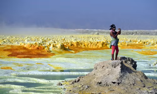 Ngày nay, một số du khách ghé thăm vùng lõm Danakil để chiêm ngưỡng cảnh sắc kỳ lạ, có 1-0-2 ở nơi đây.
