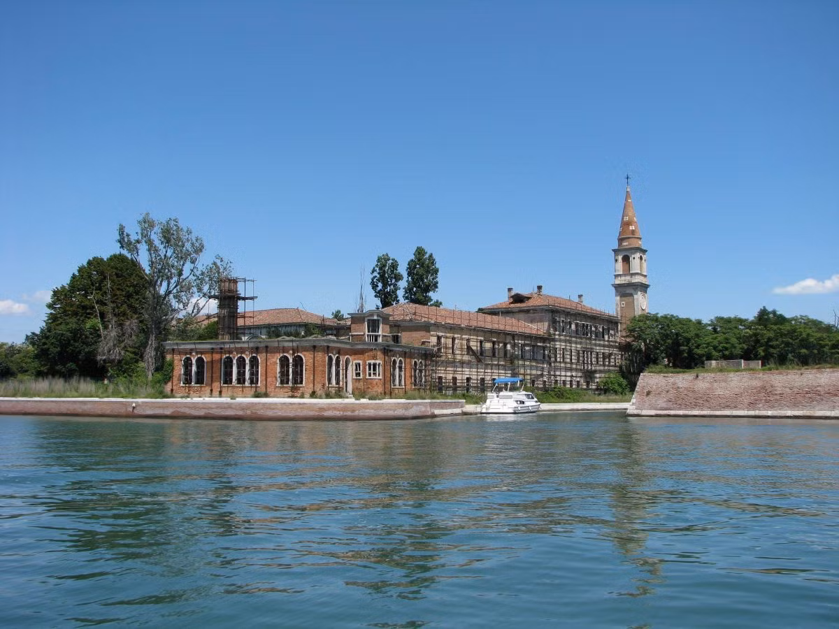 Đảo Poveglia ở phía bắc Italy được mệnh danh là hòn đảo bị ma ám nặng nhất thế giới. Hòn đảo này không có chủ sở hữu, và việc xuất cảnh đến đây bị cấm. Người La Mã từng sử dụng hòn đảo này làm nơi ở của những người mắc dịch bệnh. Nhiều thế kỷ sau, người ta dùng đảo Poveglia là nơi những người mắc dịch bệnh trong Cái chết đen lên đảo và thiêu sống. Năm 1922, một bệnh viện tâm thần lớn được xây dựng trên đảo với thiết kế có một tháp chuông.