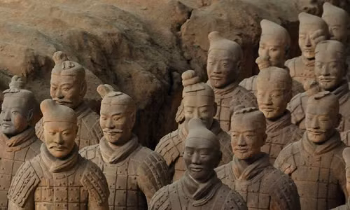 Lăng mộ Tần Thủy Hoàng được phát hiện ở khu vực chân núi Ly Sơn, thành phố Tây An, tỉnh Thiểm Tây năm 1974. Các chuyên gia đã tìm thấy một đội quân đất nung bên trong lăng mộ của vị hoàng đế nổi tiếng thế giới này. Lăng mộ vô cùng rộng lớn và chứa nhiều bí mật.