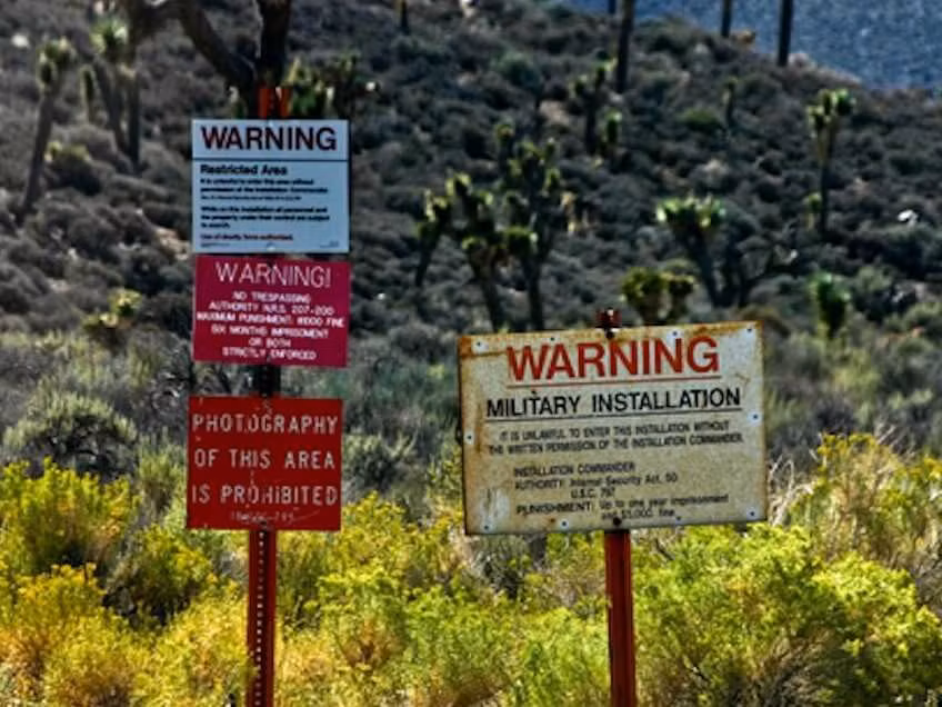 Area 51 hay còn gọi Khu vực 51, Vùng 51 là một trong những địa điểm tuyệt mật được canh gác nghiêm ngặt nhất thế giới. Trong suốt nhiều thập kỷ, những gì diễn ra bên trong Khu vực 51 tuyệt mật của Mỹ luôn là bí ẩn với thế giới. Nhiều giả thuyết đã được đưa ra như đây là nơi Mỹ che giấu những bí mật về UFO, người ngoài hành tinh.