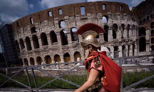 Thành phố Rome của Italy là một trong những thành phố cổ xưa trường tồn đến ngày nay. Nơi đây có nhiều di tích lịch sử, các công trình cổ kính hút khách du lịch như đấu trường La Mã với bề dày lịch sử gần 2.000 năm tuổi.