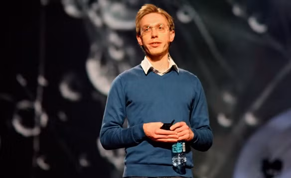 Daniel Tammet (người Anh) nổi tiếng thế giới với khả năng nhớ các con số, khả năng học ngoại ngữ siêu việt. Năm 2004, Tammet lập kỷ lục châu Âu khi nhớ chính xác 22.514 chữ số của dãy số Pi trong 5 giờ. Tammet còn thông thạo 10 ngoại ngữ như Pháp, Phần Lan, Tây Ban Nha và chỉ mất 1 tuần để học, nói trôi chảy tiếng Iceland. Anh có tên trong danh sách những người đặc biệt nhất thế giới.