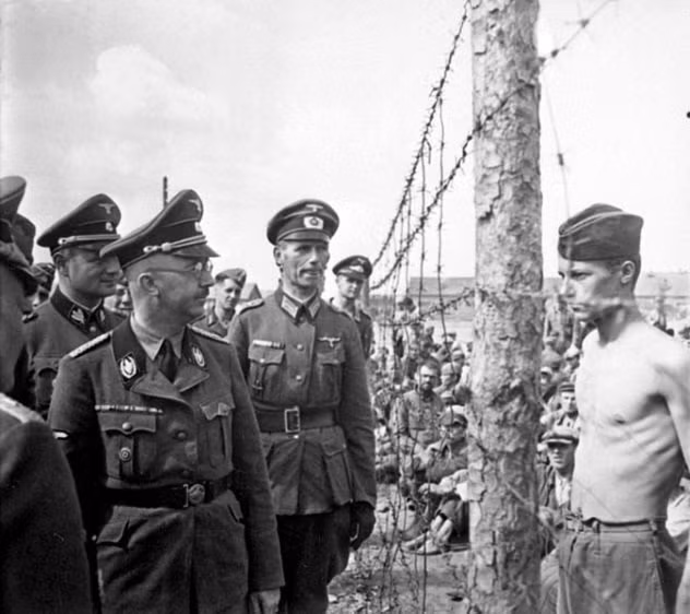 Bức ảnh lịch sử tù binh người Anh Horace Greasley không hề sợ hãi khi đối diện với Heinrich Himmler - một trong những nhân vật hàng đầu của Đức quốc xã - trong cuộc kiểm tra trại tập trung ở Ba Lan. Greasley bị bắt và giam giữ trong trại tập trung của phát xít Đức.