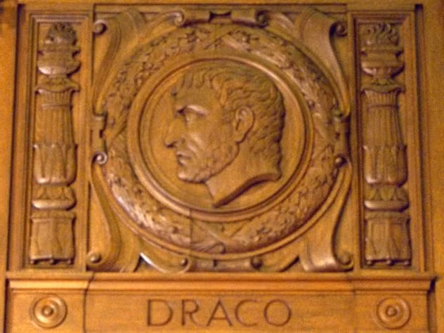 Draco là nhà lập pháp nổi tiếng của Hy Lạp. Tuy nhiên, ông đã qua đời sau bài phát biểu ở Nhà hát Aeginetan. Cụ thể, sau khi hoàn thành bài phát biểu, khán giả có mặt tại đó có những hành động tán dương bài diễn thuyết của ông như tung, ném áo choàng, áo sơ mi và mũ về phía Draco. Thật không may là số áo mũ đó quá nhiều nên đã vùi lấp nhà lập pháp trong đó. Hậu quả là ông bị ngạt thở đến chết trong đống quần áo của hàng trăm người.