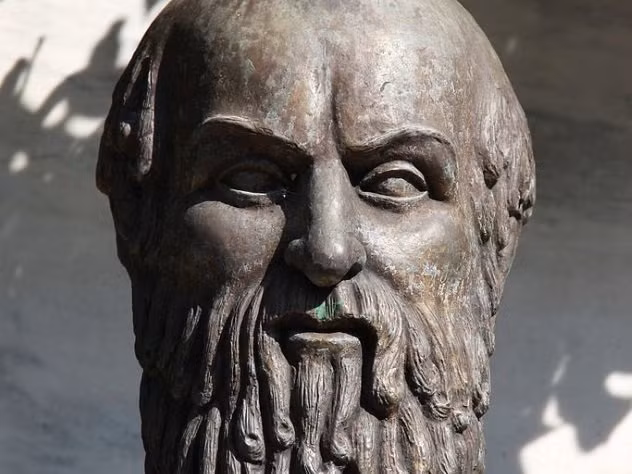 Aeschylus là tác giả nổi tiếng của Hy Lạp thế kỷ 5 TCN. Ông được coi là cha đẻ của bi kịch Hy Lạp. Một con đại bàng đã lầm tưởng chiếc đầu hói của Aeschylus là tảng đá nên đã thả con rùa xuống để đập vỡ lớp mai cứng. Sự nhầm lẫn tai hại này đã khiến Aeschylus mất mạng.