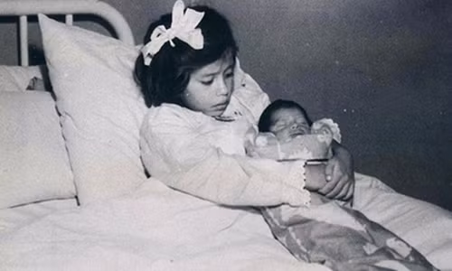 Tuy nhiên, khi kiểm tra, các bác sĩ suy đoán rằng, cô bé có khối u lớn trong bụng.